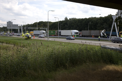 806486 Afbeelding van een ongeval tussen een aantal vrachtauto's op de A28 ter hoogte van het landgoed Oostbroek te De ...